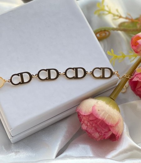 اسوارة Christian Dior